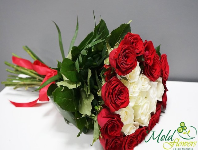 Heart-shaped bouquet of roses ''First Date'' photo